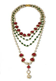 A STUNNING 4 STRAND BIB NECKLACE PEARLS GLASS RED GREEN: THE STUNNING NECKLACE MEASURES 18" AROUND THE SHORTSET STRAND. MOST OF THE PEARLS ARE FRESH WATER, EXCEPT FOR THE LARGE FAUX PEARL ON THE PENDANT. A VERY ELEGANT LOOK. WE PROVIDE IN-HOUSE SHIPPING FOR