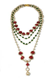 A STUNNING 4 STRAND BIB NECKLACE PEARLS GLASS RED GREEN: THE STUNNING NECKLACE MEASURES 18" AROUND THE SHORTSET STRAND. MOST OF THE PEARLS ARE FRESH WATER, EXCEPT FOR THE LARGE FAUX PEARL ON THE PENDANT. A VERY ELEGANT LOOK. WE PROVIDE IN-HOUSE SHIPPING