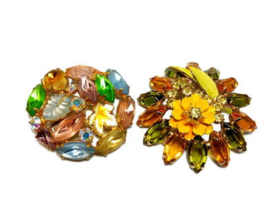 2 BEUTIFUL MID CENTURY VINTAGE PRONG SET BROOCHES: THE VINTAGE BROOCHES ARE 2" AND 1.75" IN DIAMETER. WE PROVIDE IN-HOUSE SHIPPING.