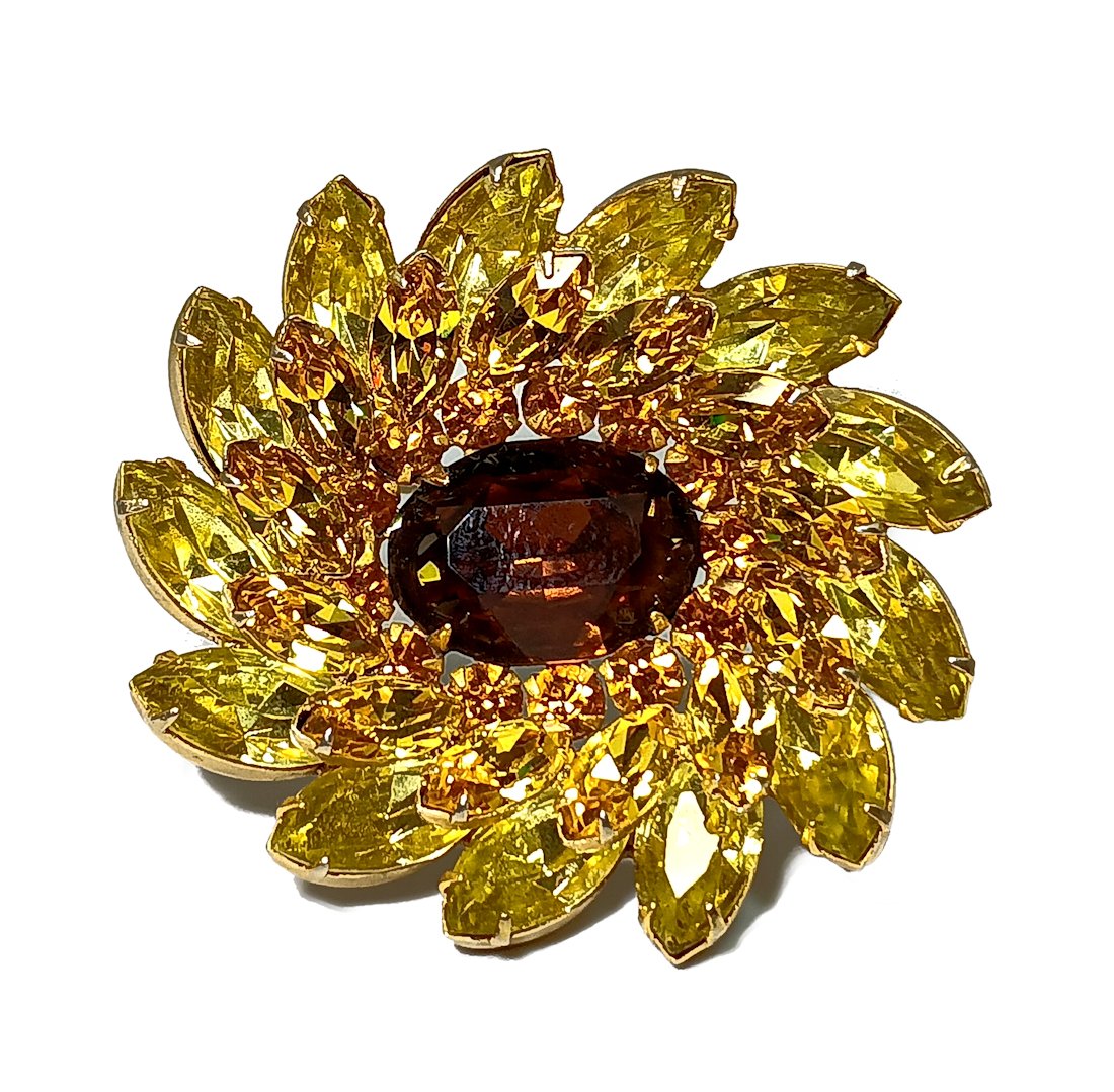 A BEUTIFUL MID CENTURY VINTAGE KRAMER PRONG SET BROOCH (1 of 4)