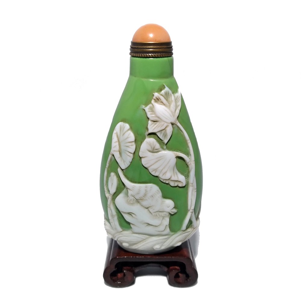 CHINESE PEKING GLASS SNUFF BOTTLE LOTUS PLATIPUS (1 of 8)