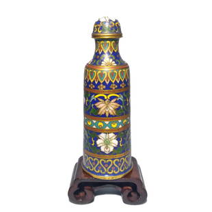 ANTIQUE RARE CHINESE CLOISONNE SNUFF BOTTLE 18C: THE VERY FINE ANTIQUE CHINESE CLOISONNE SNUFF BOTTLE IS OF A RARE SHAPE AND QUALITY. IT EXEMPLIFIES THE EXQUISITE QUALITY AND REFINEMENT OF THE QIANLONG PERIOD. CIRCA 18TH CENTURY. THIS BOTTLE IS EXQU