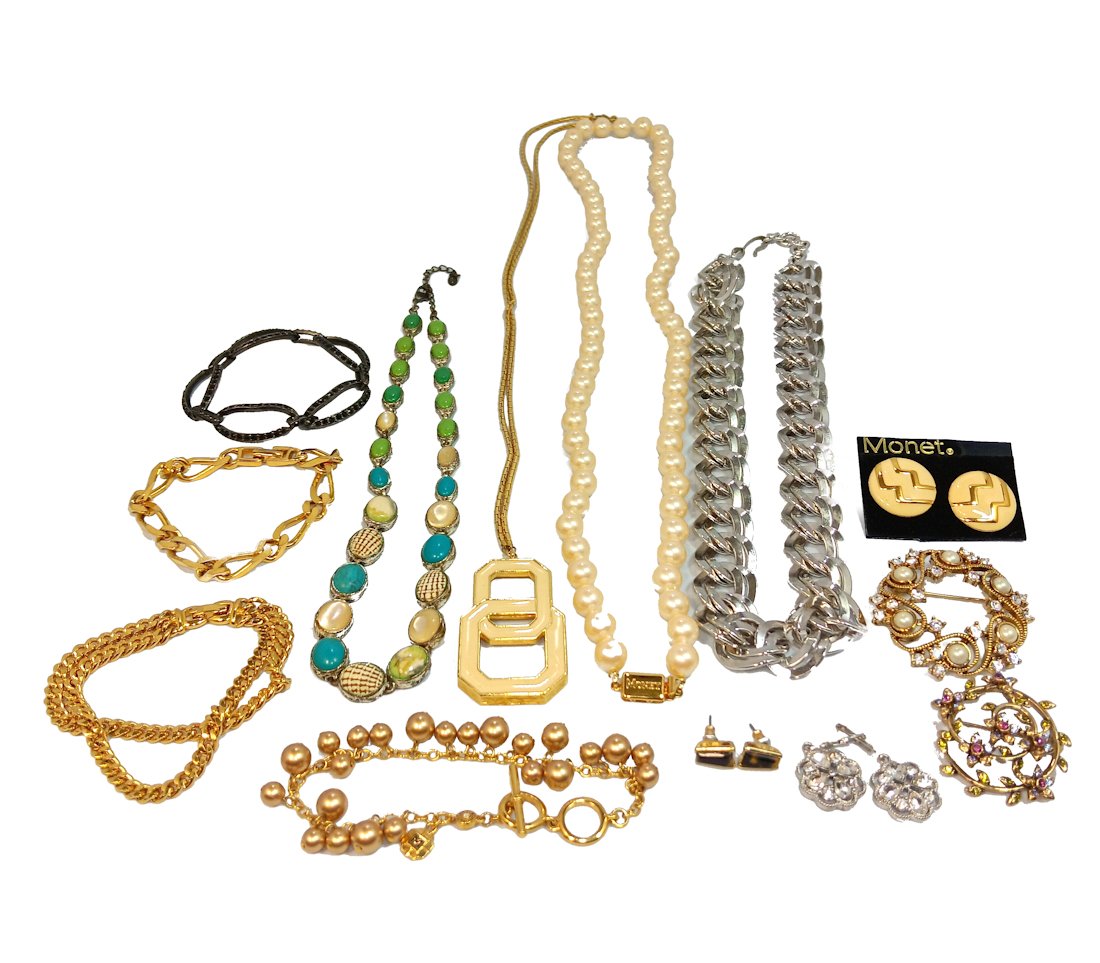A BEAUTIFUL LARGE MONET COSTUME JEWELRY LOT NECKLACES BRACELETS EARRINGS (1 of 3)