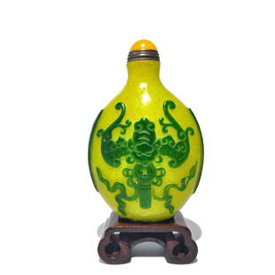 FINE CHINESE PEKING GLASS SNUFF BOTTLE YELLOW BATS COINS QIANLONG SEAL: THE WELL CHINESE CARVED SNUFF BOTTLE IS SO FINELY CARVED WITH MUCH DETAIL IN GREEN OVER YELLOW GLASS. IT DEPICTS BATS, COINS AND RIBBONS. IT BEARS QIANLONG SEALS ON ITS SHOULDERS. THE BOTTLE IS