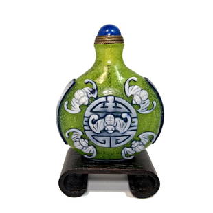 A WELL CARVED CHINESE SNUFF BOTTLE BATS SHOU SYMBOL QIANLONG SEAL: THE CHINESE SNUFF BOTTLE IS SO WELL CARVED IN THREE LAYERS OF COLOR. THE DETAIL IS EXQUISITE. THE BOTTLE FEATURES BATS AND THE SHOU SYMBOLS. IT IS 2.75 INCHES LONG. IT BEARS A QIANLONG SEAL. PROVENANC