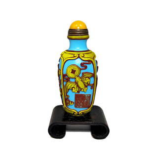EXQUISITELY CARVED CHINESE SNUFF BOTTLE 4 PANELS QIANLONG SEAL: THE CHINESE SNUFF BOTTLE IS SO WELL CARVED IN THREE LAYERS OF COLOR. THE DETAIL IS EXQUISITE. THE BOTTLE FEATURES 4 PANELS WITH DIFFERENT IMAGES. IT IS 3 INCHES LONG. IT BEARS A QIANLONG SEAL.PROVENAN