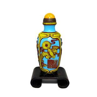 EXQUISITELY CARVED CHINESE SNUFF BOTTLE 4 PANELS QIANLONG SEAL: THE CHINESE SNUFF BOTTLE IS SO WELL CARVED IN THREE LAYERS OF COLOR. THE DETAIL IS EXQUISITE. THE BOTTLE FEATURES 4 PANELS WITH DIFFERENT IMAGES. IT IS 3 INCHES LONG. IT BEARS A QIANLONG