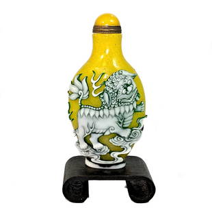 A VERY FINE CHINESE PEKING GLASS SNIFF BOTTLE FU LION: WHAT A BEAUTIFULLY CARVED CHINESE SNUFF BOTTLE, IN THREE LAYERS OF GLASS. THE BACKGROUND IS YELLOW. THE BOTTLE DEPICTS IN GREAT DETAIL A HANDSOME FU LION. THE BOTTLE IS 3.25 INCHES TALL. PROVENANCE: