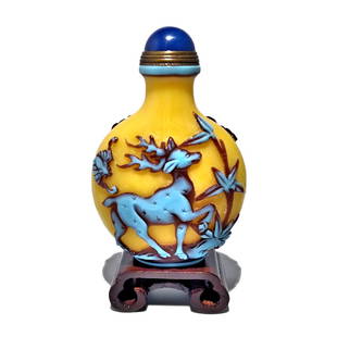 FINE CHINESE YELLOW PEKING GLASS SNUFF BOTTLE DEER STORKS BAT QIANLONG SEAL: THE FINELY CARVED CHINESE SNUFF BOTTLE IN RICH EGGYOLK YELLOW GLASS, SKY BLUE AND BROWN LAYERS. IT DEPICTS A DEER, A BAT, STORKS, CLOUDS AND BAMBOO. THE BOTTLE BEARS A CARVED QIANLONG SEAL. IT IS 3 IN