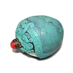 A FABULOUS CARVED CHINESE SNUFF BOTTLE DRAGON TURTLE: WHAT A GREAT CHINESE SNUFF BOTTLE. IT IS SO WELL CARVED IN THREE LAYERS OF COLOR. THE DETAIL IS EXQUISITE. THE BOTTLE FEATURES A TURTLE DRAGON. IT IS 2.5 INCHES LONG. PROVENANCE: PRIVATE FLORIDA COLLE
