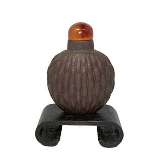 ANTIQUE CHINESE 19TH C YIXING SNUFF BOTTLE BASKETWEAVE: THE RARE ANTIQUE CHINESE YIXING SNUFF BOTTLE FEATURES A BASKETWEAVE PATTERN. CIRCA 1800S, QING DYNASTY. THE STOPPER IS CARNELIAN. IT IS 2.4 INCHES TALL. STANDS ARE FOR DISPLAY ONLY, NOT INCLUDED