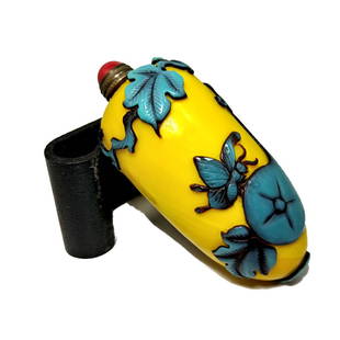 A WELL CARVED CHINESE SNUFF BOTTLE GOURD BUTTERFLY QIANLONG SEAL: THE CHINESE SNUFF BOTTLE IS SO WELL CARVED IN THREE LAYERS OF COLOR. THE DETAIL IS EXQUISITE. THE BOTTLE FEATURES A GOURD AND A BUTTERFLY. IT IS 2.75 INCHES LONG. IT BEARS A QIANLONG SEAL. PROVENANCE: