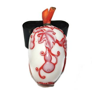 A WELL CARVED CHINESE SNUFF BOTTLE GOURD BAT QIANLONG SEAL: THE CHINESE SNUFF BOTTLE IS SO WELL CARVED IN THREE LAYERS OF COLOR. THE DETAIL IS EXQUISITE. THE BOTTLE FEATURES A GOURD AND A BAT. IT IS 3 INCHES LONG. IT BEARS A QIANLONG SEAL. PROVENANCE: PRIVATE