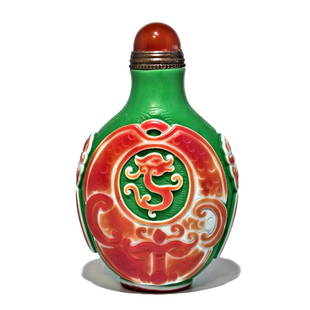 SUPERB CHINESE PEKING GLASS SNUFF BOTTLE ARCHAISTIC DRAGON: THE SUPERB CHINESE SNUFF BOTTLE IS SO WELL CARVED IN THREE LAYERS WITH AN UNUSUAL COLOR COMBINATION AND ARCHAISTIC DESIGN. THE BOTTLE IS 3.15 INCHES TALL AND THE STOPPER IS CARNELIAN AGATE. THE