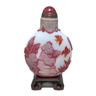 CHINESE PEKING GLASS SNUFF BOTTLE CHILDREN BUTTERFLIES QIANLONG SEAL: THE BEAUTIFUL CHINESE SNUFF BOTTLE IS FINELY CARVED WITH MUCH DETAIL IN 3 LAYERS OF COLORED GLASS. THE BOTTLE BEARS A QIANLONG SEAL AND FEATURES CHILDREN AT PLAY, BUTTERFLIES AND ROCKS ON BOTHSIDES. T