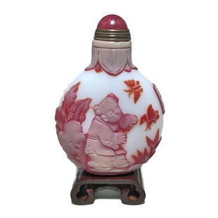 CHINESE PEKING GLASS SNUFF BOTTLE CHILDREN BUTTERFLIES QIANLONG SEAL: THE BEAUTIFUL CHINESE SNUFF BOTTLE IS FINELY CARVED WITH MUCH DETAIL IN 3 LAYERS OF COLORED GLASS. THE BOTTLE BEARS A QIANLONG SEAL AND FEATURES CHILDREN AT PLAY, BUTTERFLIES AND ROCKS ON BOTHSIDES.