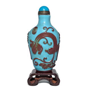 FINE CHINESE PEKING GLASS SNUFF BOTTLE CHILUNG ARTIST SIGNATURE: THE FINE CHINESE SNUFF BOTTLE IS CARVED IN RARE COLORS OF LIGHT BLUE AND BROWN GLASS. THE CARVING IS EXCELLENT, DEPICTING TWO CHILUNG. THE BOTTLE BEARS THE ARTIST'S SIGNATURE. THE BACKGROUND ISENGRAVE