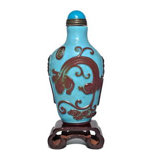 FINE CHINESE PEKING GLASS SNUFF BOTTLE CHILUNG ARTIST SIGNATURE: THE FINE CHINESE SNUFF BOTTLE IS CARVED IN RARE COLORS OF LIGHT BLUE AND BROWN GLASS. THE CARVING IS EXCELLENT, DEPICTING TWO CHILUNG. THE BOTTLE BEARS THE ARTIST'S SIGNATURE. THE BACKGROUND