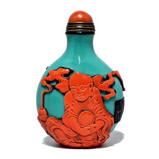 FANTASTIC CHINESE PEKING GLASS SNUFF BOTTLE BUDDHIST QIANLONG SEAL: THE EXQUISITELY CHINESE CARVED SNUFF BOTTLE IN THREE CONTRASTING LAYERS OF GLASS, ON A TURQUOISE BACKGROUND. IT FEATURES HOLLY MEN ON BOTH SIDES, WITH DIVERSE DETAIL. THE BOTTLE IS 3 INCHES TALL. IT