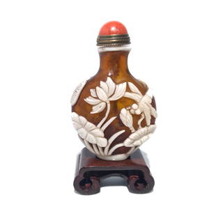 STUNNING SIGNED CHINESE SNUFF BOTTLE RARE COLORS BUTTERFLY DRAGONFLY: THE SUPERB SIGNED BOTTLE IS CARVED IN 2 LAYERS OF GLASS IN A RARE COLOR COMBINATION OF WHITE OVER AMBER GLASS. THE CARVING IS EXCELLENT, DEPICTING A BUTTERFLY AND A DRAGONFLY AMONG LOTUS LEAVES AND