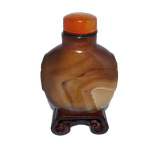 FINE CHINESE AGATE SNUFF BOTTLE: THE FINE AGATE CHINESE SNUFF BOTTLE IS 2.5 INCHES TALL. STANDS ARE FOR DISPLAY ONLY, NOT INCLUDED UNLESS OTHERWISE STATED. PROPERTY OF A FLORIDA COLLECTOR. WE PROVIDE IN-HOUSE SHIPPING.