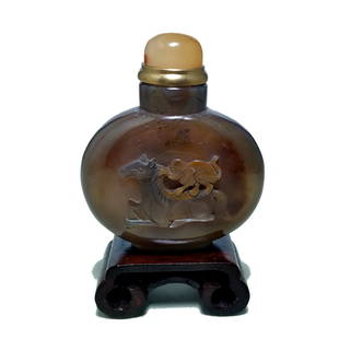 CHINESE CARVED AGATE SNUFF BOTTLE HORSE MONKEY: THE VERY FINELY CHINESE CARVED SNUFF BOTTLE FEATURES A MONKEY ON A HORSE. THE FOOT IS FINELY CARVED AS WELL. THE LINES ARE SMOOTH AND WELL ROUNDED. THE BOTTLE HAS A CARNELIAN STOPPER. IT IS 2.25 INCHE