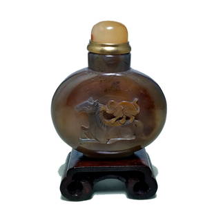 CHINESE CARVED AGATE SNUFF BOTTLE HORSE MONKEY: THE VERY FINELY CHINESE CARVED SNUFF BOTTLE FEATURES A MONKEY ON A HORSE. THE FOOT IS FINELY CARVED AS WELL. THE LINES ARE SMOOTH AND WELL ROUNDED. THE BOTTLE HAS A CARNELIAN STOPPER. IT IS 2.25