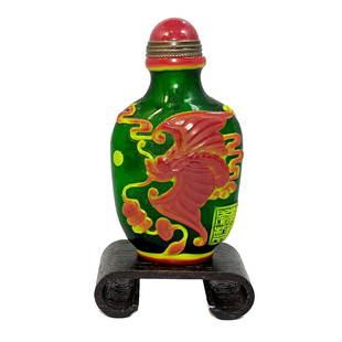 CHINESE PEKING GLASS SNUFF BOTTLE BATS COINS QIANLONG SEAL: THIS IS A WELL CARVED CHINESE SNUFF BOTTLE IN THREE LAYERS OF GLASS. IT DEPICTS BATS AND COINS. THE BOTTLE BEARS A QIANLONGSEAL. IT IS 3 INCHES TALL. PROVENANCE: A PRIVATE COLLECTION, FLORIDA. STANDS