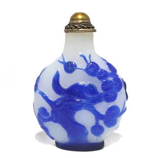 ANTIQUE CHINESE PEKING GLASS SNUFF BOTTLE SQUIRREL GRAPES: THE BEAUTIFULLY ANTIQUE CHINESE CARVED SNUFF BOTTLE FEATURES SQUIRRELS AND GRAPES ON ONE SIDE AND SQUIRRELS AND A PINE TREE ON THE OTHER. THE TOP GLASS LAYER IS ROYAL BLUE AND THE BACKGROUND ISWHITE.