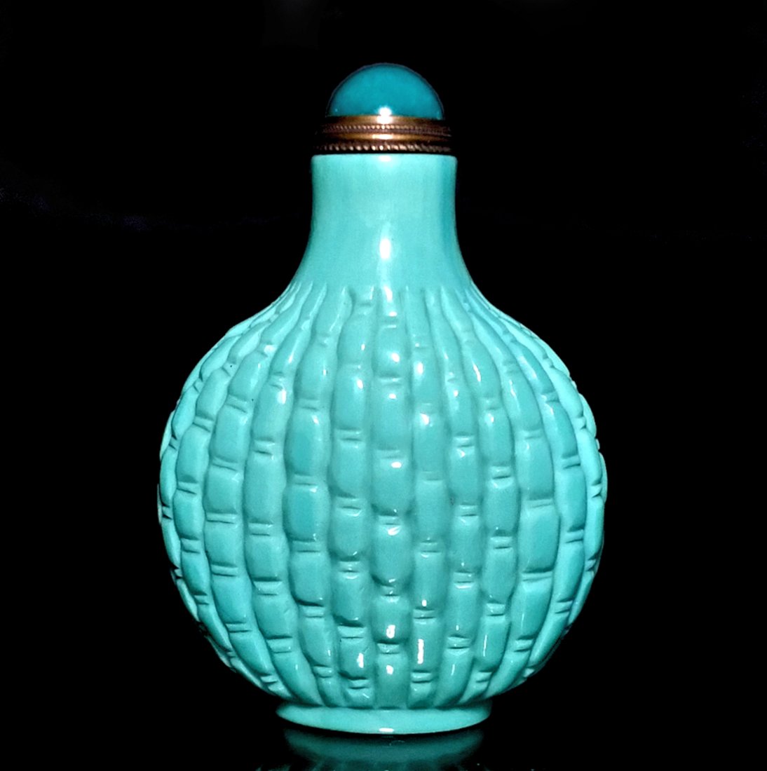 SUPERB CHINESE PEKING GLASS SNUFF BOTTLE TURQUOISE BASKETWEAVE: THE VERY WELL CHINESE CARVED SNUFF BOTTLE FEATURES A BASKETWEAVE PATTERN IN RARE TURQUOISE. THE BASKETWEAVE CARVING IS SO SMOOTH AND THE FOOT IS VERY WELL CARVED AS WELL. THIS OUTSTANDING CHINESE SNUF