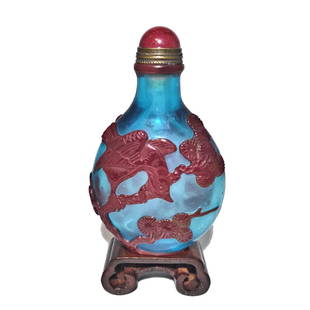 FINE CHINESE PEKING GLASS SNUFF BOTTLE BIRDS PINE TREE QIANLONG SEAL: THE FINE CHINESE BOTTLE FEATURES A DETAILED CARVINGS OF BIRDS AND PINE TREES. THE COLOR COMBINATION OF A TRANSLUCENT BLUE GROUND AND DEEP RED IS QUITE UNUSUAL. THE BOTTLE HAS A FINELY CARVED OVAL