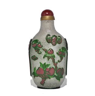 BEAUTIFUL CHINESE PEKING GLASS SNUFF BOTTLE BIRD BAT PEACHES SIGNED QIANLONG: THE BEAUTIFULLY CHINESE CARVED SNUFF BOTTLE IN 3 LAYERS OF COLOR. THE BACKGROUND IS BUBBLE INFUSED SNOW FLAKE GLASS, ENGRAVED WITH A WAVE PATTERN. THE BOTTLE HAS TAOTIE MASK AND RING SHOULDERS. IT