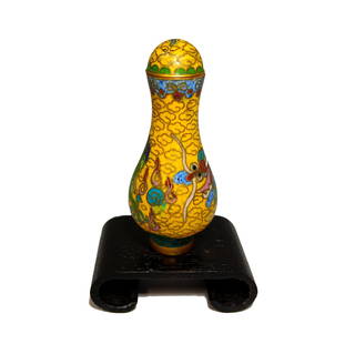 ANTIQUE CHINESE SNUFF BOTTLE CLOISONNE IMPERIAL DRAGON: THIS STUNNING ANTIQUE CHINESE CLOISONNE SNUFF BOTTLE IS DEPICTS AN IMPERIAL DRAGON ON YELLOW GROUND. IT IS 2.4 INCHES TALL. PROVENANCE: FLORIDA PRIVATE COLLECTOR. WE PROVIDE IN-HOUSE SHIPPING FOR YOUR