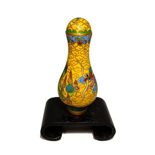 ANTIQUE CHINESE SNUFF BOTTLE CLOISONNE IMPERIAL DRAGON: THIS STUNNING ANTIQUE CHINESE CLOISONNE SNUFF BOTTLE IS DEPICTS AN IMPERIAL DRAGON ON YELLOW GROUND. IT IS 2.4 INCHES TALL. PROVENANCE: FLORIDA PRIVATE COLLECTOR. WE PROVIDE IN-HOUSE SHIPPING FOR