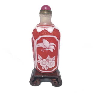 FINE CHINESE PEKING GLASS SNUFF BOTTLE 4 SIDES RED WHITE FISH BUTTERFLIE BIRD: THE FINE 4 SIDED CHINESE SNUFF BOTTLE IT FEATURES 4 PANELS WITH FINELY CARVED DESIGNS OF FISH, BIRD, BUTTERFLY AND FLORA. THE RED AND WHITE LAYERS ARE CARVED ON TOP OF A SNOW STORM BASE LAYER. THERED