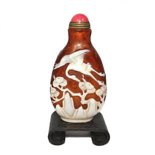 FANTASTIC CHINESE PEKING GLASS SNUFF BOTTLE STORK PINE: THIS IS AN EXQUISITELY CHINESE CARVED SNUFF BOTTLE, IN WHITE GLASS OVER GOLD SPECKLED AMBER GLASS. IT DEPICTS A STORK FLYING OVER MOUNTAINS AND A PINE TREE. ON THE OTHER SIDE IS A MYTHICAL EAGLE ON A