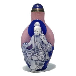 VERY FINE CHINESE CARVED SNUFF BOTTLE PEKING GLASS PINK QUANYIN: A SUPERBLY CARVED CHINESE SNUFF BOTTLE IN THREE COLORS AND MUCH EXQUISITE DETAIL, DEPICTING QUANYIN ON BOTH SIDES. THE BOTTLE IS 3.4 INCHES TALL. THE BACKGROUND LAYER IS BUBBLE INFUSED PINK GLASS.