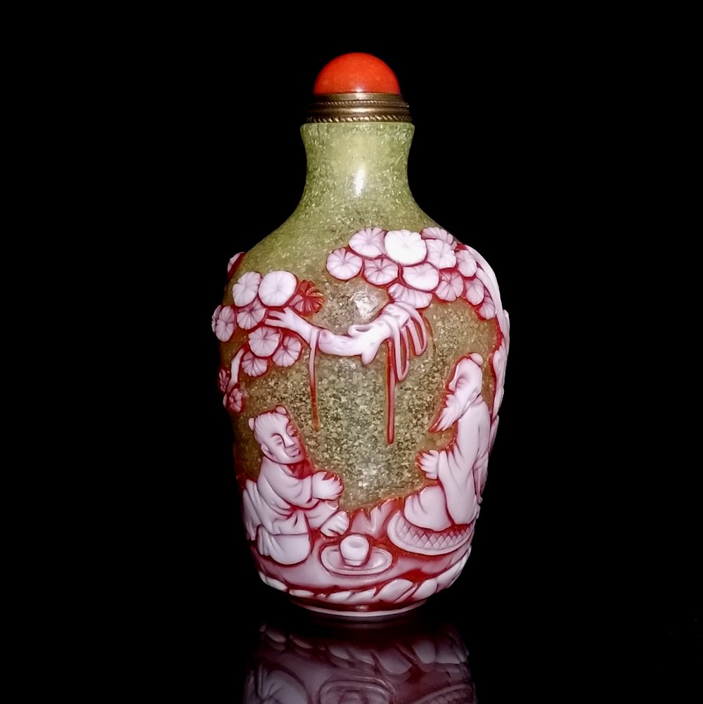 BEAUTIFUL CHINESE PEKING GLASS SNUFF BOTTLE ELDER TREE QIANLONG SEAL: THE EXCELLENT CHINESE ROUND SNUFF BOTTLE IS CARVED ALL AROUND WITH GREAT DETAIL. IT FEATURES 3 LAYERS OF GLASS. THE BACKGROUND LAYER IS BUBBLE INFUSED YELLOW. IT BEARS A QIANLONG SEAL. THE BOTTLE IS 3
