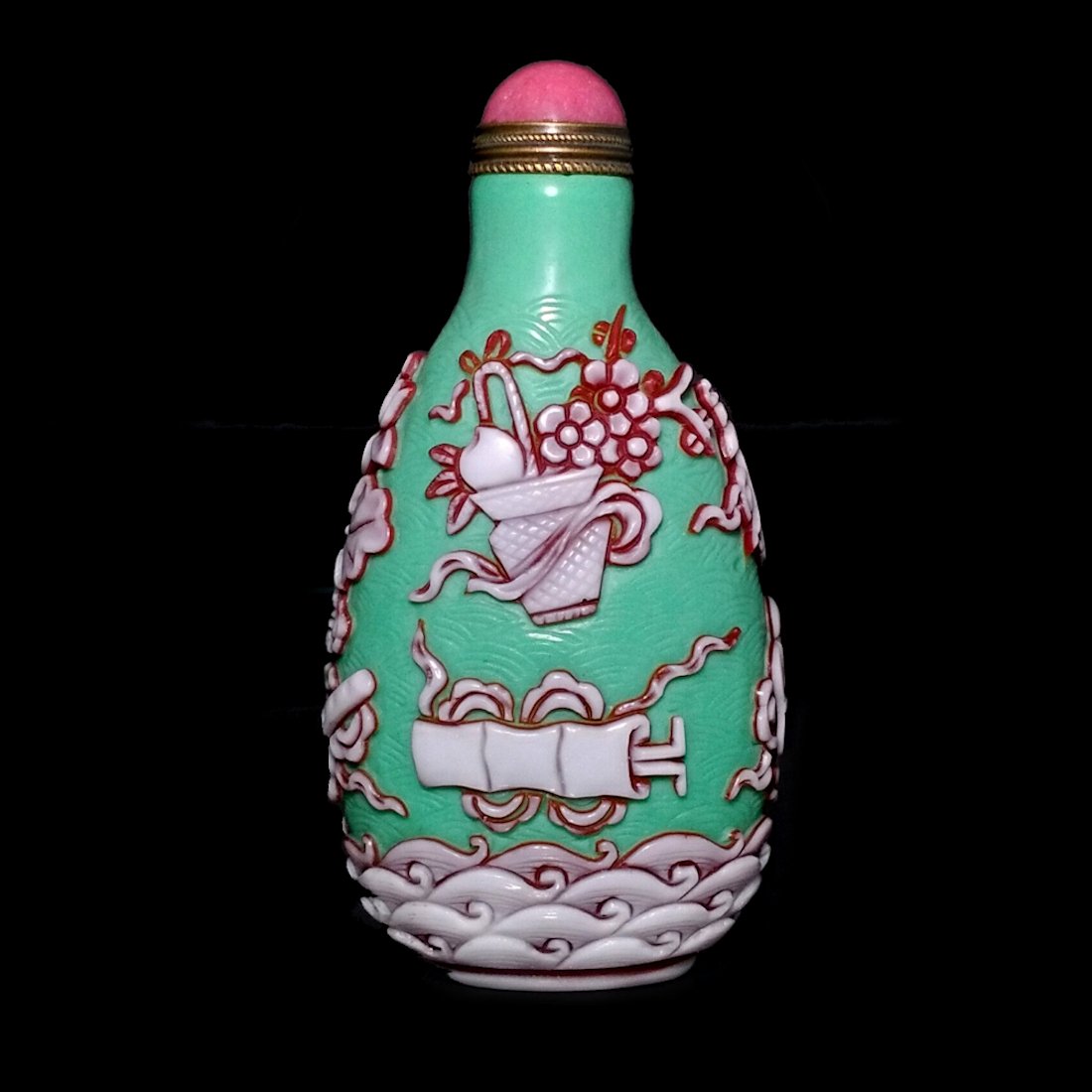 FINE CHINESE PEKING GLASS SNUFF BOTTLE AUSPICIOUS OBJECT RARE COLORS: THE SUPERB CHINESE SNUFF BOTTLE IS SO FINELY CARVED IN A RARELY FOUND COMBINATION OF LIGHT GREEN, WHITE AND MAROON RED AS THE MIDDLE LAYER. IT FEATURES THE IMMORTAL OBJECTS AND A SUPERBLY CARVED WAVE 
