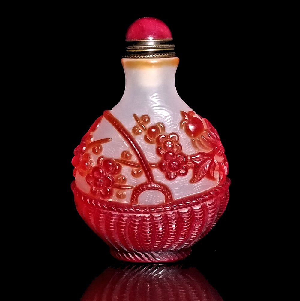 ANTIQUE CHINESE CARVED PEKING GLASS SNUFF BOTTLE RED BASKETWEAVE PEONIES (1 of 8)