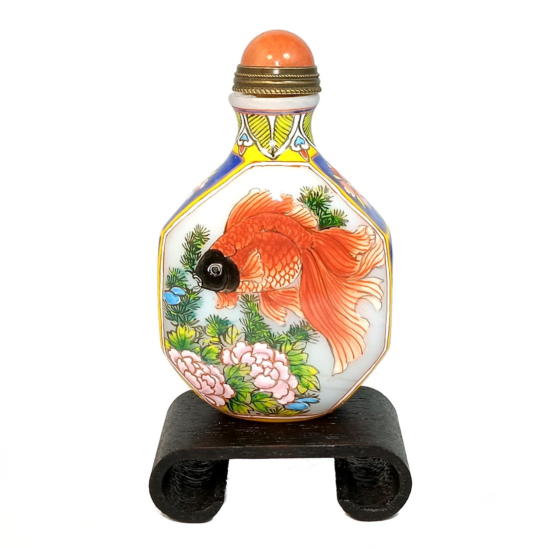 A SUPERB CHINESE SNUFF BOTTLE ENAMEL ON GLASS KOI FISH: THE BEAUTIFULLY ENAMELED BOTTLE IS 2.75 INCHES TALL. IT BEARS A QIANLONG MARK. WE PROVIDE IN-HOUSE SHIPPING.