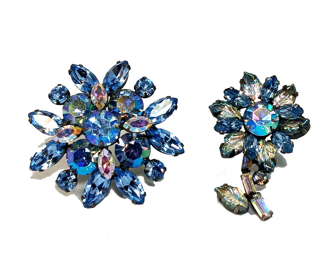 FINE LOT OF TWO BEAUTIFUL VINTAGE DESIGNER REGENCY BROOCHES AB (1 of 6)