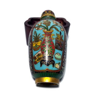 ANTIQUE CHINESE CLOISONNE SNUFF BOTTLE 18C: THE SUPERB CHINESE CLOISONNE SNUFF BOTTLE IS EXQUISITELY DETAILED. IT EXEMPLIFIES THE EXQUISITE QUALITY AND REFINEMENT OF THE QIANLONG PERIOD. THE BACKGROUND IS IN FAMILLE NOIR STYLE. THERE ARE TWO