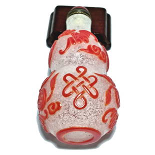 FINE CHINESE DOUBLE GOURD SNUFF BOTTLE CARVED PEKING GLASS SHOU BATS COINS: THE FINE CARVED CHINESE SNUFF BOTTLE IN RED OVER SNOW FLAKE BUBBLE INFUSED GLASS. THE BOTTOM AND MOUTH ARE WELL DEFINED. ALL THE DETAIL ON THE BOTTLE IS SO DELICATE. IT DEPICTS BATS, COINS, A SHUO SYM