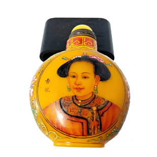 FINE CHINESE IMPERIAL PORTRAIT ENAMEL SNUFF BOTTLE QIANLONG MARK: THE FINE ENAMELED CHINESE SNUFF BOTTLE ON YELLOW PEKING GLASS, INSCRIBED AND PAINTED WITH MUCH EXQUISITE DETAIL. THE BOTTLE IS 2.75 INCHES TALL. STANDS ARE FOR DISPLAY ONLY, NOT INCLUDED UNLESS