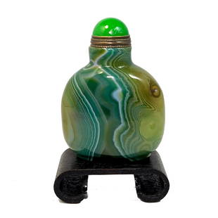 A  BEAUTIFUL CHINESE AGATE SNUFF BOTTLE: A BEAUTIFUL CHINESE AGATE SNUFF BOTTLE. THE BOTTLE IS VERY WELL HOLLOWED. IT IS 2.5 INCHES TALL. STANDS ARE FOR DISPLAY ONLY, NOT INCLUDED UNLESS OTHERWISE STATED. PROPERTY OF A FLORIDA COLLECTOR. WE