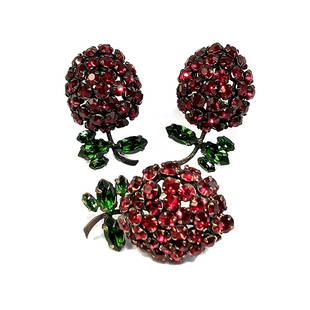 FINE VINTAGE SCHREINER LOT OF BERRY BROOCH AND EARRINGS RHINESTONE PRONG SET: THIS LOT FEATURES A SIGNED PAIR OF EARRINGS SCHREINER NEW YORK AND AN UNSIGNED BERRY BROOCH 1.5" BY 1" ATTRIBUTED TO SCHREINER.