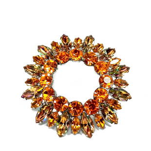 A FABULOUS LARGE VINTAGE JULIANA BROOCH RHINESTONE PRONG SET: THIS FABULOUS VINTAGE BROOCH IN PRONGS IS ATTRIBUTED TO JULIANA. THE BROOCH SIZE IS 2.5" IN DIAMETER. PROPERTY OF A FLORIDA COLLECTOR. WE PROVIDE IN-HOUSE SHIPPING.