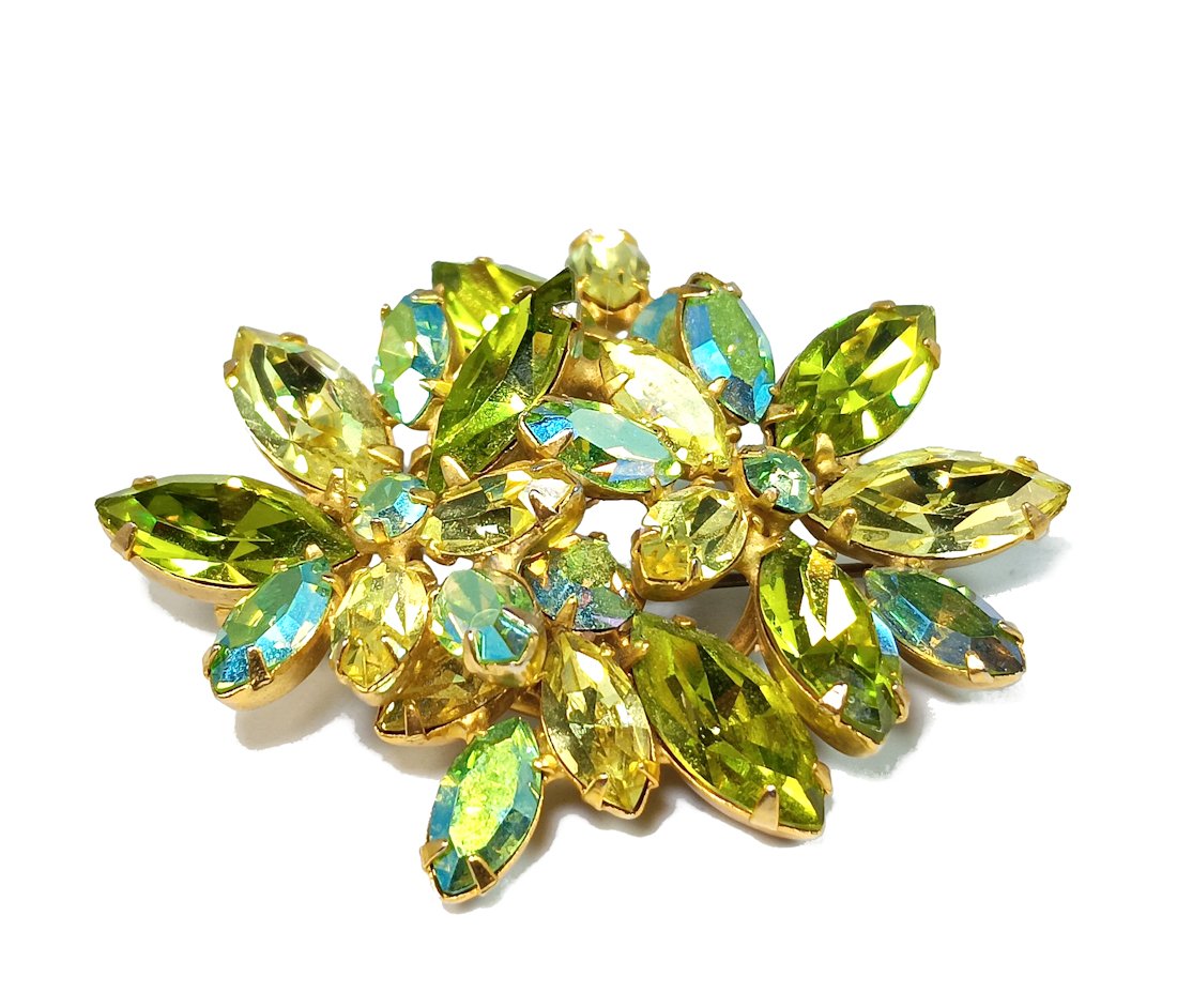 A SIGNED DESIGNER VINTAGE MID- CENTURY REGENCY RHINESTONE BROOCH (1 of 4)