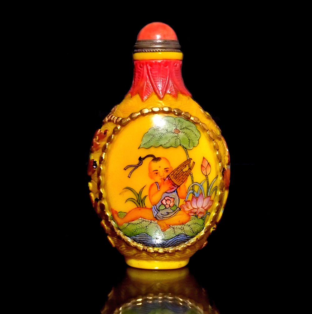 FINE CHINESE ENAMEL PEKING GLASS SNUFF BOTTLE CHILDREN QIANLONG MARK: THE FABULOUS YELLOW GLASS BOTTLE IS CARVED AND SO FINELY ENAMELED WITH SCENES OF CHILDREN, WITH MUCH ADDITIONAL DETAIL. IT IS ALSO GILDED AND THE SHOULDERS FEATURE CARVED KYLIN DRAGONS. IT BEARS AQIAN